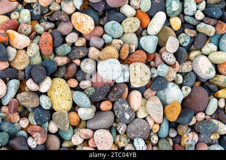 Ciottoli colorati su una spiaggia di Porto, Corsica, Francia Foto Stock