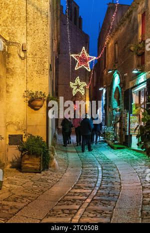 Un caratteristico vicolo con luci natalizie nel borgo medievale di Erice, in Sicilia Foto Stock