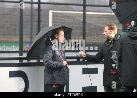 Rotterdam, Paesi Bassi. 9 dicembre 2023. Rotterdam, Paesi Bassi, 9 dicembre 2023: Jessica Torny (capo allenatore delle donne Feyenoord) riceve un'intervista prima della partita Azerion Vrouwen Eredivisie tra Feyenoord e ADO Den Haag a Varkenoord a Rotterdam, Paesi Bassi. (Leiting Gao/SPP) credito: SPP Sport Press Photo. /Alamy Live News Foto Stock