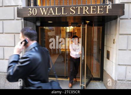 NEW YORK, USA - 7 NOVEMBRE 2011. Un uomo con il cellulare a Wall Street, Manhattan, New York Foto Stock