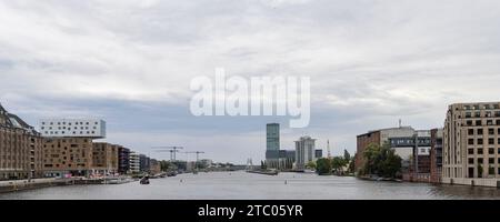 Berlino, Germania - 23 luglio 2023: Vista dal famoso ponte Oberbaum dello skyline di Berlino in Germania durante le piogge. Foto Stock