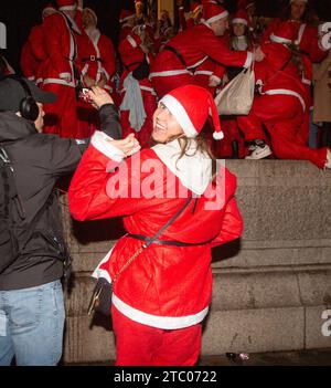 Londra, Inghilterra, Regno Unito. 9 dicembre 2023. La gente di Babbo Natale travestisce riunita a Trafalgar Square per Santa con Londra. (Immagine di credito: © Tayfun salci/ZUMA Press Wire) SOLO USO EDITORIALE! Non per USO commerciale! Crediti: ZUMA Press, Inc./Alamy Live News Foto Stock