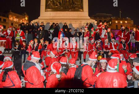 Londra, Regno Unito. 9 dicembre 2023. Decine di festaioli vestiti da Babbo Natale e altri personaggi natalizi si riuniscono a Trafalgar Square per il SantaCon di quest'anno. Credito: Vuk Valcic/Alamy Live News Foto Stock