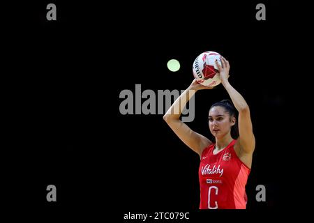 L'inglese Ellie Rattu in azione durante il Vitality Netball International Series match alla Motorpoint Arena di Nottingham. Data immagine: Sabato 9 dicembre 2023. Foto Stock