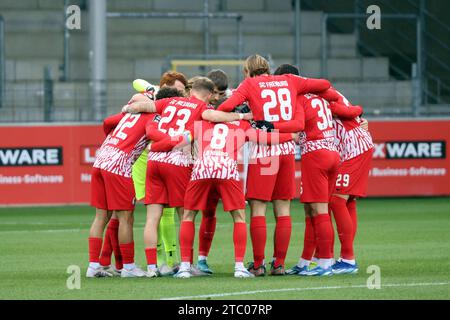 Friburgo, Deutschland. 9 dicembre 2023. Kreis bilden und zusammen stehen: Die Freiburger Spieler vor dem Anpfiff beim Team-Building beim Spiel der 3. FBL 23-24 18. Sptg. SC Freiburg II vs 1. LE NORMATIVE FC Saarbrücken DFL VIETANO QUALSIASI USO DI FOTOGRAFIE COME SEQUENZE DI IMMAGINI E/O QUASI-VIDEONann Credit: dpa/Alamy Live News Foto Stock