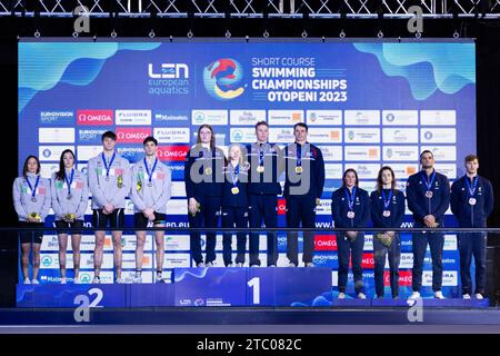 Medaglie d'oro, Proud Benjamin, Burras Lewis, Hopkin Anna e Anderson Freya della Gran Bretagna, medaglie Sliver, Miressi Alessandro, Zazzeri Lorenzo, Nocentini Jasmine e di Pietro Silvia, medaglie di bronzo, Grousset Maxime, Manaudou Florent, Bonnet Charlotte e Gastaldello Beryl della Francia durante la cerimonia del podio per Mixed 4x50 m Freestyle ai LEN Short Course European Championships 2023 il 9 dicembre 2023 a Otopeni, Romania - foto Mihnea Tatu/LightSpeed Images/DPPI Credit: DPPI Media/Alamy Live News Foto Stock