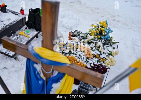 Non esclusiva: LEOPOLI, UCRAINA - 6 DICEMBRE 2023 - i fiori coprono la tomba nel cimitero di Lychakiv durante una cerimonia in ricordo degli eroi che Foto Stock