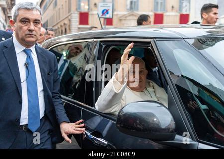 Roma, Italia. 8 dicembre 2023. Papa Francesco arriva in Piazza di Spagna per la solennità dell'Immacolata Concezione. Papa Francesco celebra la festa dell'Immacolata Concezione con il tradizionale atto di venerazione alla Beata Vergine Maria davanti alla statua dell'Immacolata Concezione in Piazza di Spagna a Roma. Credito: SOPA Images Limited/Alamy Live News Foto Stock