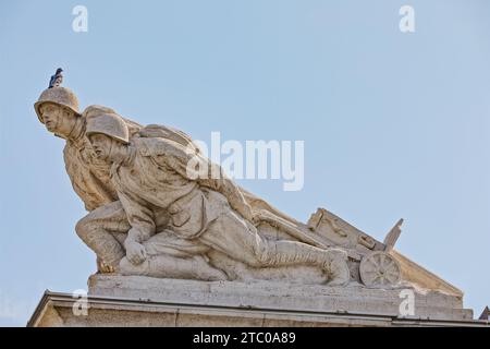 VIENNA, AUSTRIA 7 settembre 2018: Soldati in pietra dettaglio del Memoriale di guerra sovietico più formalmente noto come Heldendenkmal der Roten Armee situato a Foto Stock