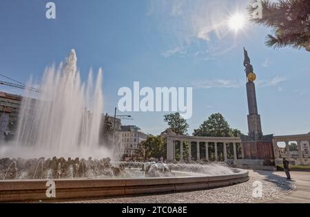 VIENNA, AUSTRIA 7 settembre 2018: Fontana presso il Memoriale di guerra sovietico più formalmente nota come Heldendenkmal der Roten Armee situata a Schwarzenbe Foto Stock