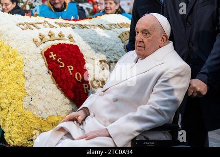 Roma, Italia. 8 dicembre 2023. Papa Francesco lascia Piazza di Spagna dopo la celebrazione della solennità dell'Immacolata Concezione. Papa Francesco celebra la festa dell'Immacolata Concezione con il tradizionale atto di venerazione alla Beata Vergine Maria davanti alla statua dell'Immacolata Concezione in Piazza di Spagna a Roma. (Foto di Stefano Costantino/SOPA Images/Sipa USA) credito: SIPA USA/Alamy Live News Foto Stock