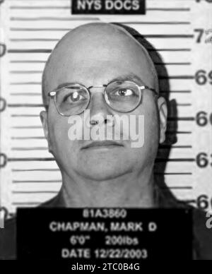 2003 , 22 dicembre , New York , USA: L'assassino americano DAVID MARK CHAPMAN ( nato il 10 maggio 1955 ) in carcere . La tazza della prigione di polizia sparata al chiler dell'ex-Beatles JOHN LENNON ( 1940 - 1980 ), uccise senza una ragione il giorno 8 dicembre 1980 . Sconosciuto fotografo di prigione. - Ritratto - ritratto - foto della polizia - FOTO-TAZZA - assassino - CRIMINE - ASSASSINO - CRONACA nera - MUSICA - MUSICA - PRIGIONE - CARCERE - ARCHIVIO GBB Foto Stock
