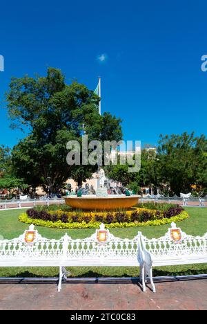 Valladolid, Yucatan, Messico, panchine bianche al Parco principale ( Parque Principal Francisco Cantón Rosado) a Valladolid, solo editoriale. Foto Stock