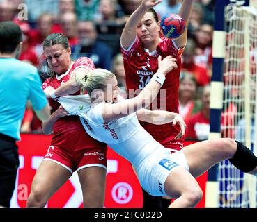 Emilia Galinska dalla Polonia ferma Kathrine Heindahl dalla Danimarca durante la partita IHF World Womens Handball Championship tra Danimarca e Polonia nel girone principale gruppo 3 a Jyske Bank Boxen a Herning Danimarca, sabato 9 dicembre. (Foto: Henning Bagger/Ritzau Scanpix) Foto Stock