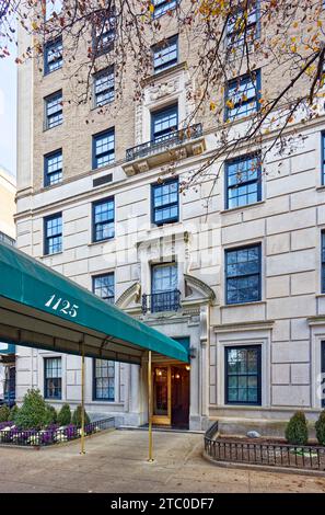 Emery Roth progettò il 1125 della Fifth Avenue, nel quartiere storico di Carnegie Hill. La casa di appartamenti neo-rinascimentale fu completata nel 1926. Foto Stock