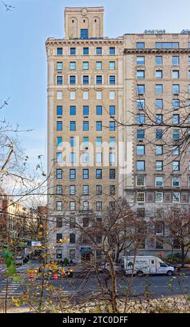 Emery Roth progettò il 1125 della Fifth Avenue, nel quartiere storico di Carnegie Hill. La casa di appartamenti neo-rinascimentale fu completata nel 1926. Foto Stock