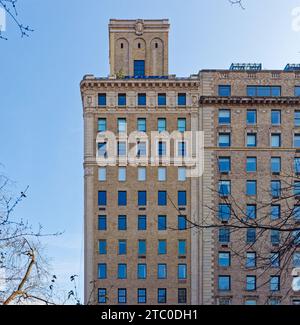 Emery Roth progettò il 1125 della Fifth Avenue, nel quartiere storico di Carnegie Hill. La casa di appartamenti neo-rinascimentale fu completata nel 1926. Foto Stock