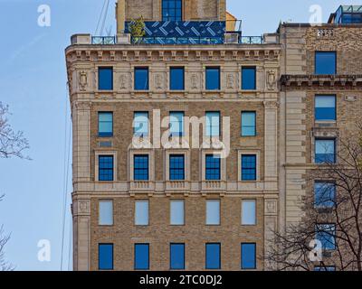 Emery Roth progettò il 1125 della Fifth Avenue, nel quartiere storico di Carnegie Hill. La casa di appartamenti neo-rinascimentale fu completata nel 1926. Foto Stock