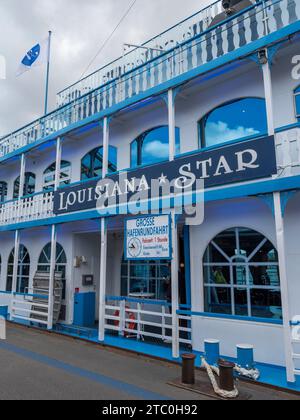 MS Louisiana Star, una barca a remi ormeggiata al St. Pauli Piers sul fiume Elba ad Amburgo, Germania. Foto Stock