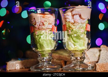 Cocktail di gamberi con luci natalizie sullo sfondo Foto Stock