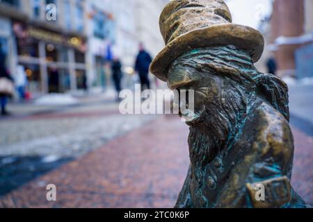 Wrocław, polonia - 8 dicembre 2023: Uno dei famosi nani di Wrocław è un'attrazione turistica diffusa in tutta la città per la gente Foto Stock