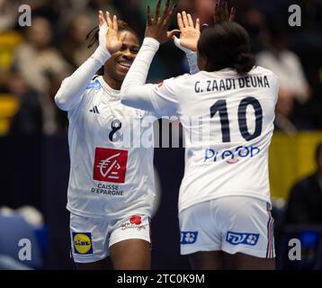 Trondheim, Norvegia. 8 dicembre 2023. Trondheim, Norvegia, 8 dicembre 2023: Coralie Lassource (8 Francia) e Grace Zaadi Deuna (10 Francia) festeggiano dopo aver segnato punti durante la gara del Campionato del mondo femminile IHF tra Corea e Francia a Trondheim Spektrum a Trondheim, Norvegia (Ane Frosaker/SPP) credito: SPP Sport Press Photo. /Alamy Live News Foto Stock