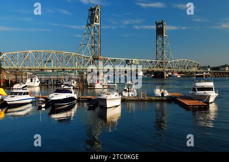 Le imbarcazioni da diporto sono attraccate in un piccolo porto vicino al Memorial Bridge a Portsmouth, New Hampshire Foto Stock