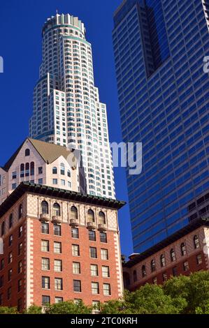 L'US Bank Building sorge sopra le altre torri nel centro di Los Angeles Foto Stock