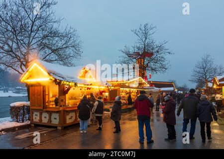 Vilshofen an der Donau: Bancarelle a „Schwimmender Christkindlmarkt“ (“mercato galleggiante di Natale”), fiume Donau (Danubio) a Niederbayern, bassa Baviera, Foto Stock