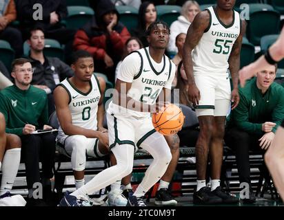 6 dicembre 2023: La guardia dei Portland State Vikings Ismail Habib (24) taglia un tentativo di tre punti durante la partita di basket NCAA tra i Lewis e Clark Pioneers e i Portland State Vikings allo Stott Center, Portland, OREGON. Larry C. Lawson/CSM Foto Stock