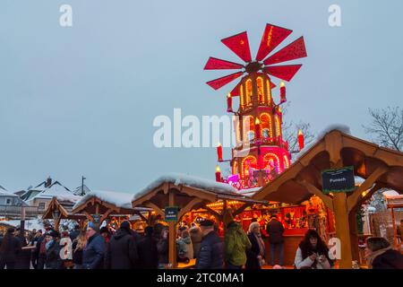 Vilshofen an der Donau: Bancarelle a „Schwimmender Christkindlmarkt“ (“mercato galleggiante di Natale”), fiume Donau (Danubio) a Niederbayern, bassa Baviera, Foto Stock