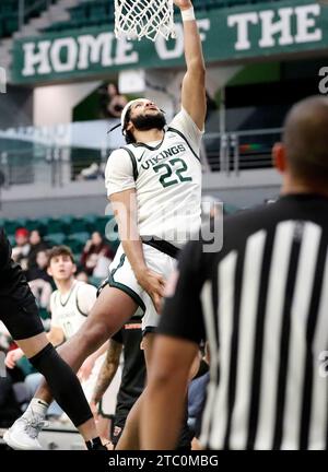 6 dicembre 2023: L'attaccante dei Portland State Vikings Isaiah Johnson (22) tira fuori una partita di pallacanestro della NCAA tra i Lewis e Clark Pioneers e i Portland State Vikings allo Stott Center, Portland, OREGON. Larry C. Lawson/CSM Foto Stock