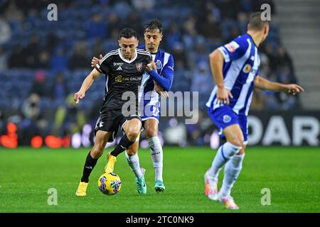 Porto, Portogallo. 9 dicembre 2023. Dragao Stadium, Primeira Liga 2023/2024, FC Porto contro Casa Pia; Ivan Jaime del FC Porto si batte per Possession ball con Leonardo Lelo di Casa Pia, durante una partita tra FC Porto e Casa Pia per la Primeira Liga 2023/2024 al Dragao Stadium di Porto il 9 dicembre. Foto: Daniel Castro/DiaEsportivo/Alamy Live News Credit: DiaEsportivo/Alamy Live News Foto Stock