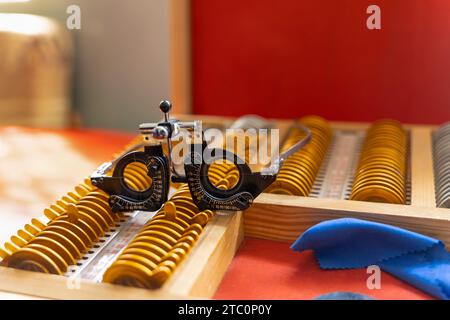 kit per test di apparecchiature per gli occhi, società di beneficenza, test della visione delle persone, strumenti per lenti Foto Stock