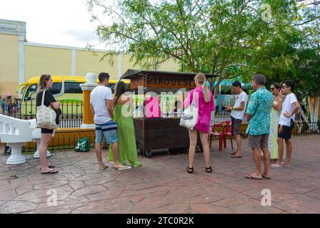 Valladolid, Yucatan, Messico, turisti che comprano marquesitas in uno stand nel parco, solo editoriale. Foto Stock