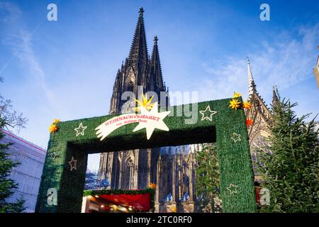 portale d'ingresso al più grande mercatino di natale di colonia alla cattedrale, con la cattedrale sullo sfondo Foto Stock