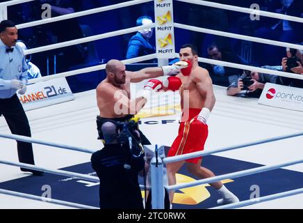 28-11-2015 Dusseldorf Germania al bуginning Tyson Fury teme il famoso gancio sinistro di Klitschko. L'ex campione Lennox Lewis e Announcer buffer guardano la fig Foto Stock