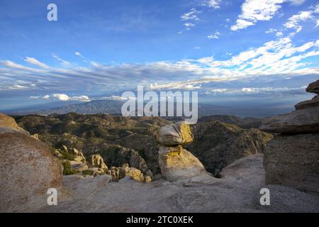 Splendida vista soleggiata delle Catalina Mountains da Windy Point sul Monte Lemmon a Tucson, Arizona, Stati Uniti Foto Stock