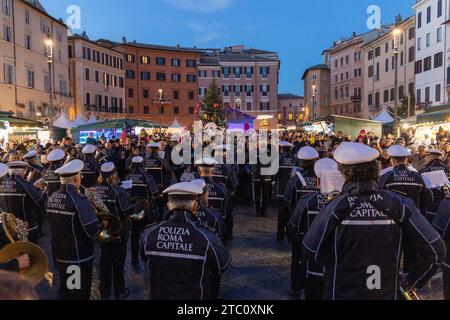 Roma, Italia. 9 dicembre 2023. Veduta di Piazza Navona con la banda musicale della polizia Municipale di Roma (foto di Matteo Nardone/Pacific Press/Sipa USA) credito: SIPA USA/Alamy Live News Foto Stock