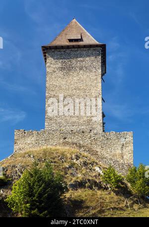 Il castello di Kasperk nella locale hrad Kašperk è un castello gotico in pietra, parzialmente in rovina, situato ai piedi delle montagne Šumava Foto Stock