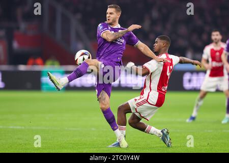 Amsterdam, Niederlande. 9 dicembre 2023. Mike Eerdhuijzen dello Sparta Rotterdam si batte per il pallone con Jorrel Hato dell'Ajax durante la partita olandese Eredivisie tra Ajax e Sparta il 9 dicembre 2023 ad Amsterdam, Paesi Bassi Credit: dpa/Alamy Live News Foto Stock