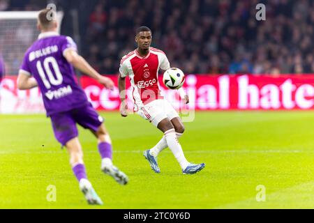 Amsterdam, Niederlande. 9 dicembre 2023. Arno Verschueren dello Sparta Rotterdam e Jorrel Hato dell'Ajax durante il match olandese Eredivisie tra Ajax e Sparta il 9 dicembre 2023 ad Amsterdam, Paesi Bassi credito: dpa/Alamy Live News Foto Stock