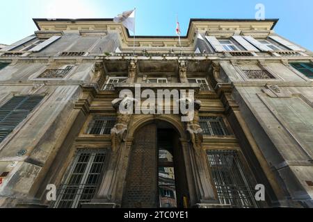 Genova, Italia - 29 luglio 2022: Edificio Gio Carlo Brignole in piazza della Meridiana, Genova, Liguria, Italia. Foto Stock