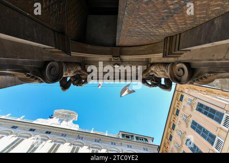 Genova, Italia - 29 luglio 2022: Edificio Gio Carlo Brignole in piazza della Meridiana, Genova, Liguria, Italia. Foto Stock