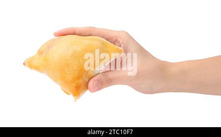 Donna che tiene un delizioso samosa su sfondo bianco, primo piano Foto Stock