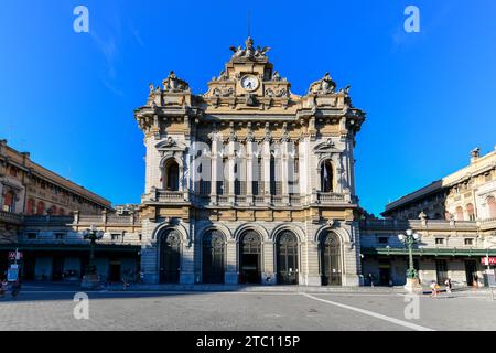 Genova, Italia - 30 luglio 2022: Stazione ferroviaria di Genova Brignole e Piazza Giuseppe Verdi a Genova, Italia. Foto Stock