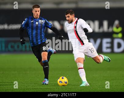 Bergamo, Italia. 9 dicembre 2023. Theo Hernandez (R) dell'AC Milan si allea con Mario Pasalic dell'Atalanta durante una partita di calcio di serie A A Bergamo, Italia, 9 dicembre 2023. Credito: Alberto Lingria/Xinhua/Alamy Live News Foto Stock