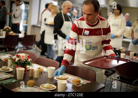 Vancouver, Canada. 9 dicembre 2023. Un volontario distribuisce i dessert durante la cena di Natale annuale alla Union Gospel Mission (UGM) a Vancouver, British Columbia, Canada, il 9 dicembre 2023. Crediti: Liang Sen/Xinhua/Alamy Live News Foto Stock