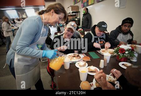 Vancouver, Canada. 9 dicembre 2023. Un volontario serve bevande durante la cena di Natale annuale alla Union Gospel Mission (UGM) a Vancouver, British Columbia, Canada, il 9 dicembre 2023. Crediti: Liang Sen/Xinhua/Alamy Live News Foto Stock