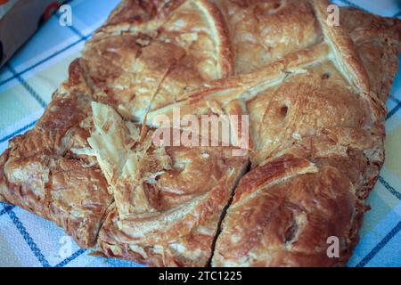 Deliziose delizie galiziane: Tascabile di pasticceria tradizionale ripiena con prosciutto e formaggio Foto Stock